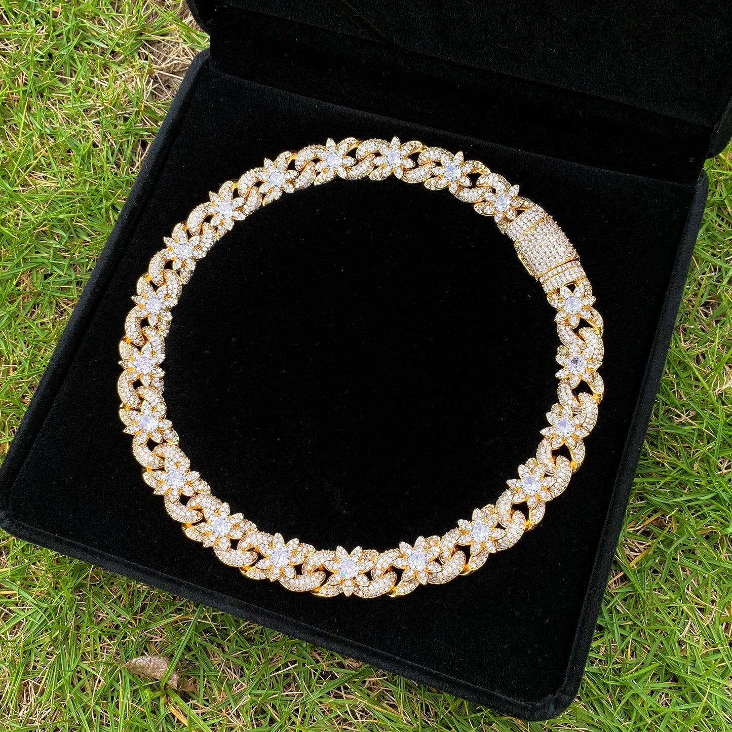 Aokaishen Iced Out Flower Necklace