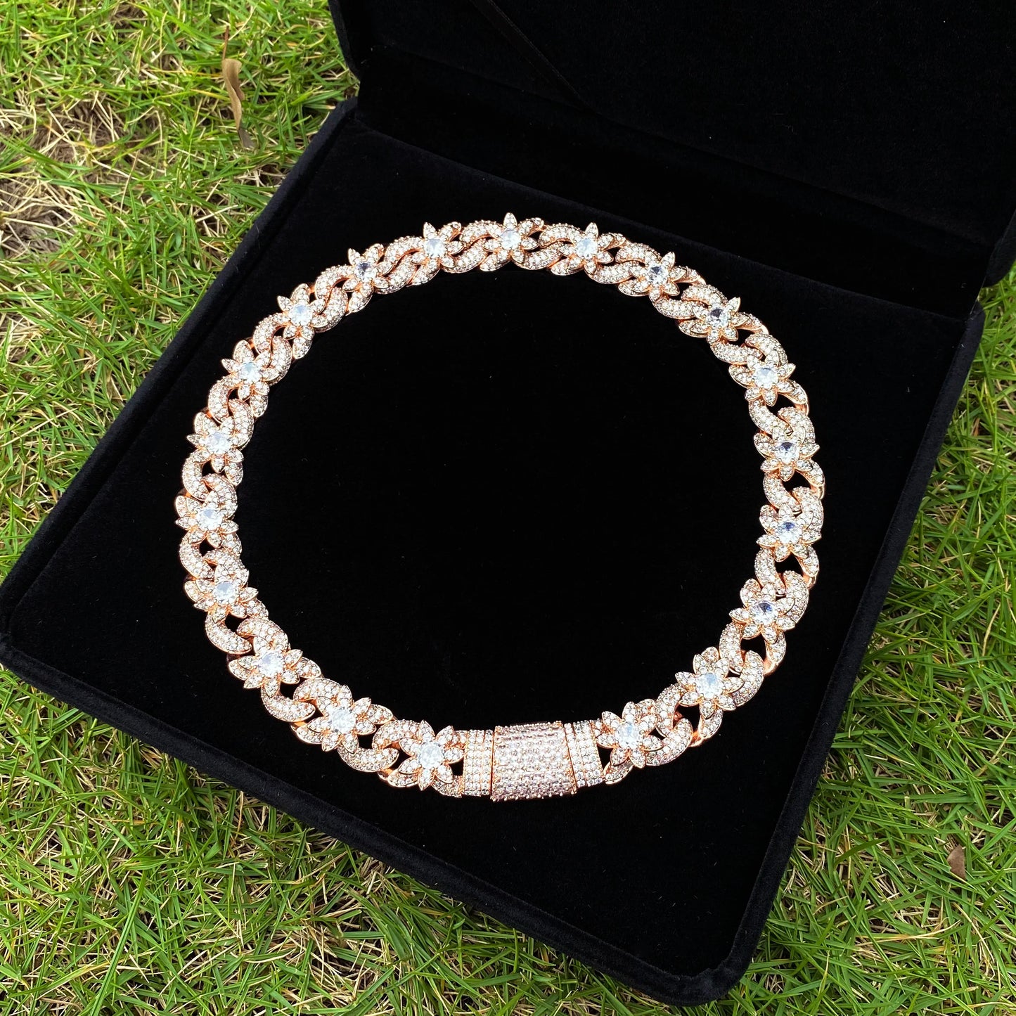 Aokaishen Iced Out Flower Necklace