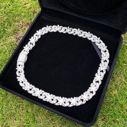 Aokaishen Iced Out Flower Necklace