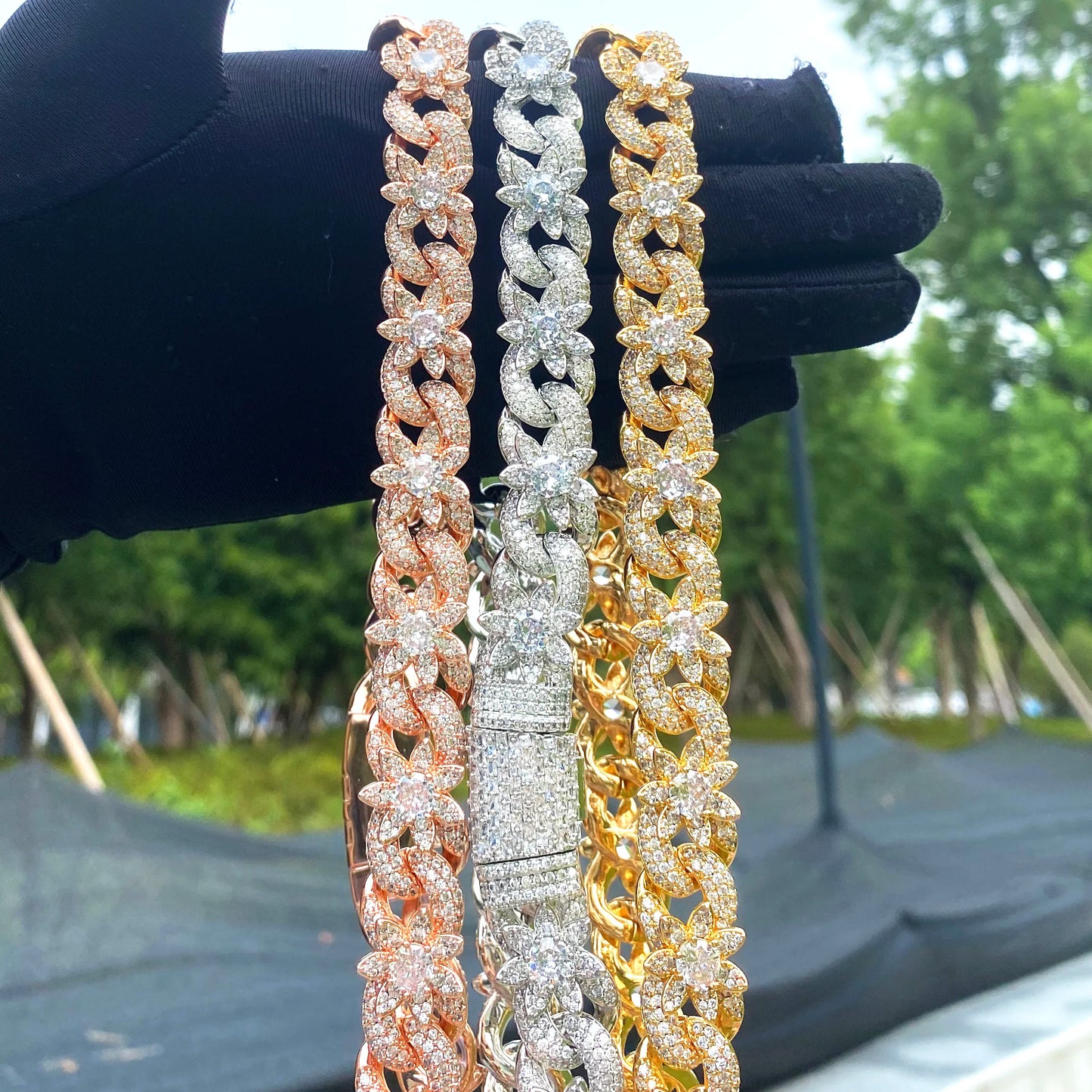 Aokaishen Iced Out Flower Necklace