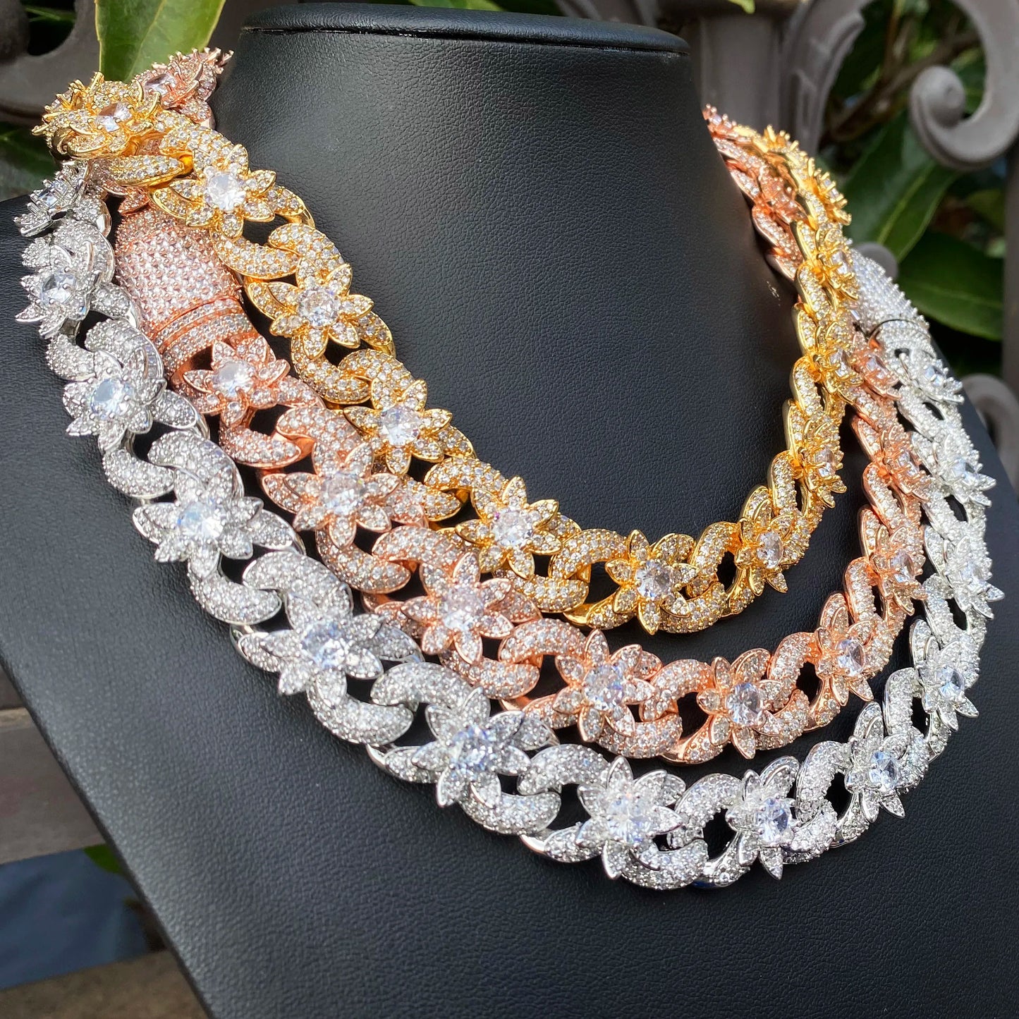 Aokaishen Iced Out Flower Necklace
