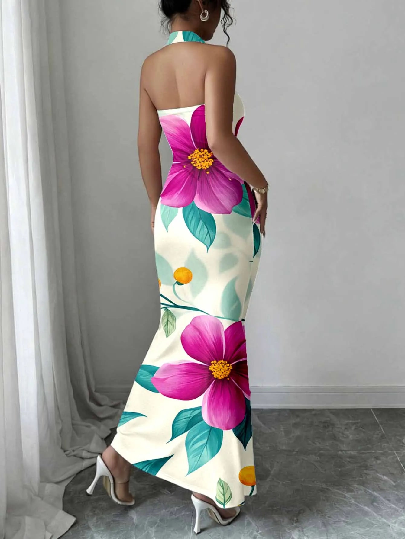 Hip-Hugging Sleeveless Long Skirt Hanging Neck Design And Collar